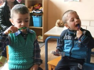 copii care se spala pe dinti_640x480